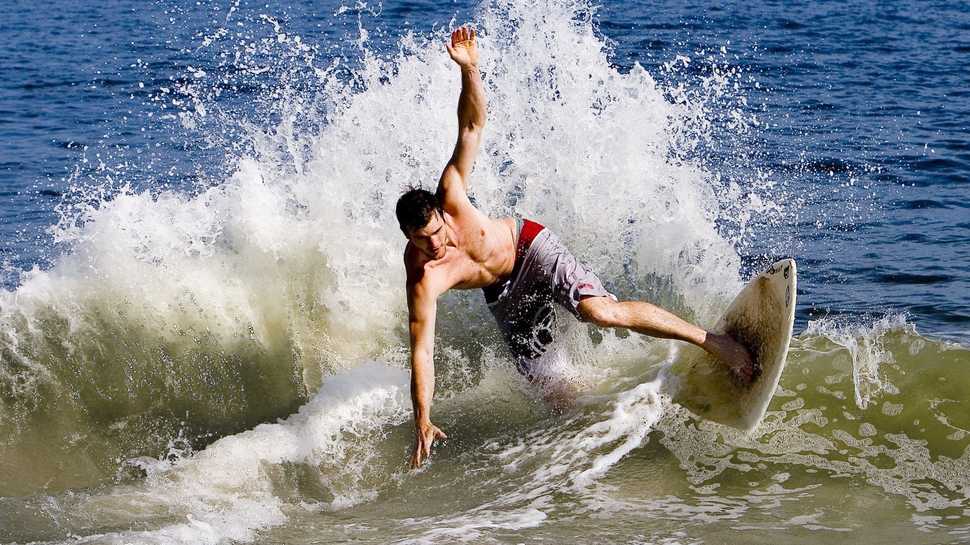 爱爱游戏-西甲“巨星”表现抢眼，精彩场面不断刺激球迷，西甲大牌球星